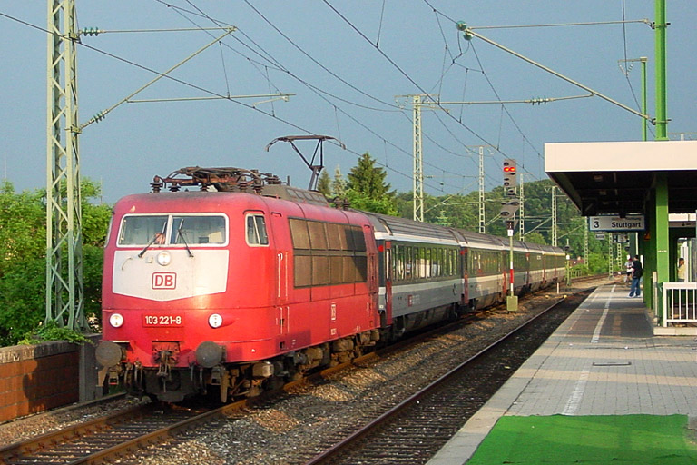 103 220 mit IC 381 bei km 16,8 (Juni 2003)
