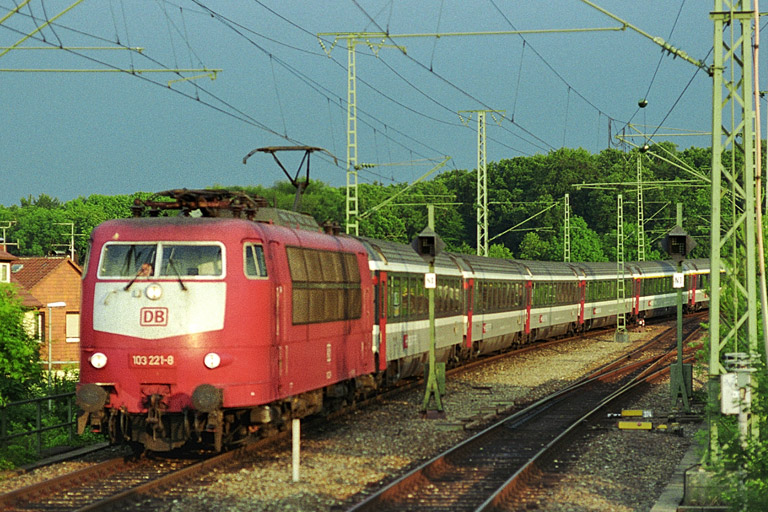 103 221 mit IC 380 bei km 16,8 (Juni 2003)