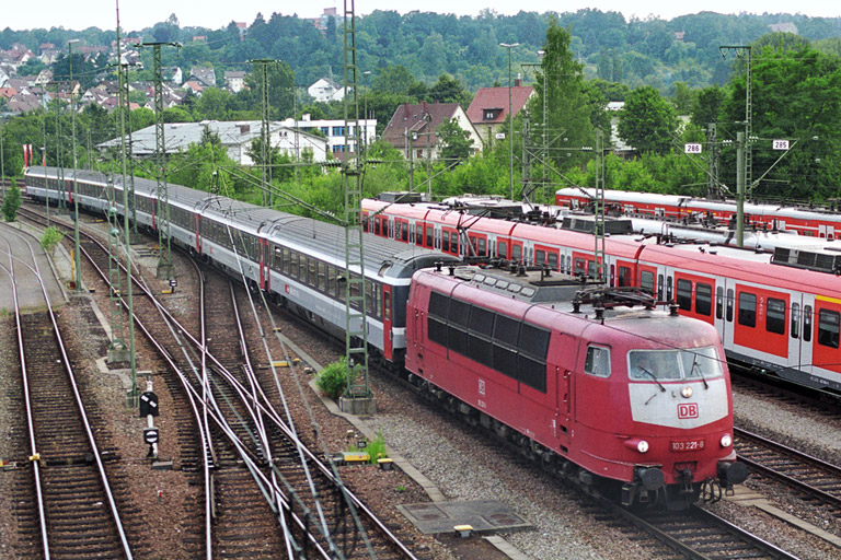 103 221 mit dem letzten Insubria, der von einer Lok der Baureihe 103 bespannt wurde (Juni 2003)