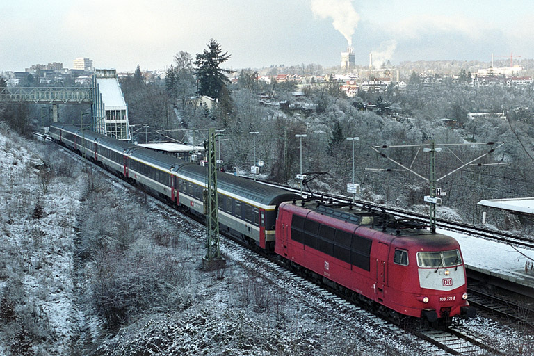 103 221 mit IC 381 bei km 14,2 (Januar 2003)