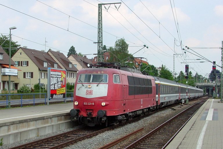 103 221 mit IC 381 bei km 15,6 (Juni 2003)