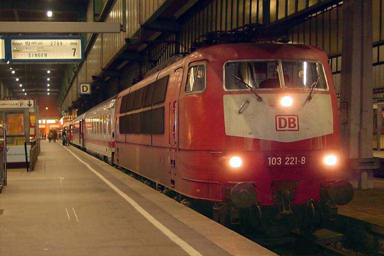 103 221 mit IR 2789 bei km 0,2 (Dezember 2002)
