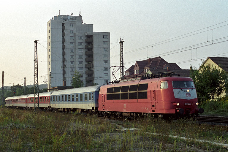 103 223 mit IR 2789 bei km 8,6 (August 2002)
