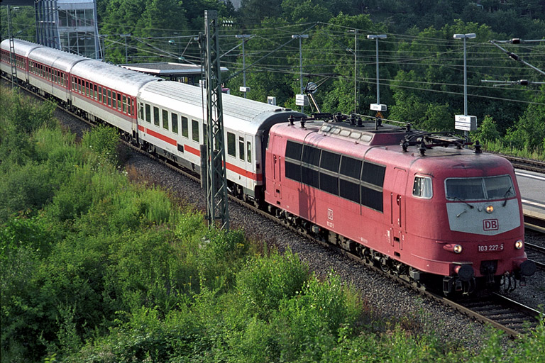 103 227 mit IR 2789 bei km 14,2 (Juli 2002)