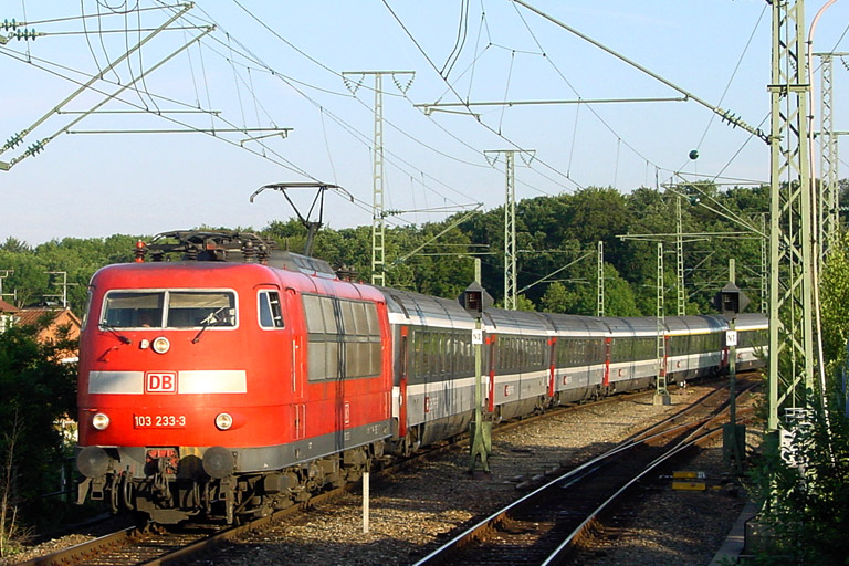 103 233 mit IC 380 bei km 16,8 (Juni 2003)