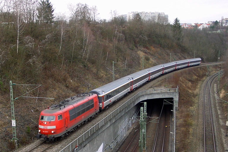 103 233 mit IC 381 bei km 13,8 (Dezember 2002)