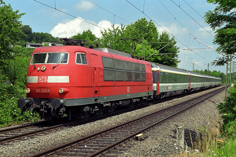 103 233 mit IC 381 bei km 12,8 (Juni 2003)