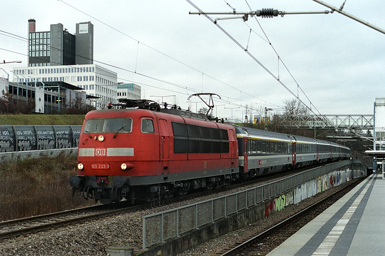 103 233 mit IC 381 bei km 14,2 (Dezember 2002)