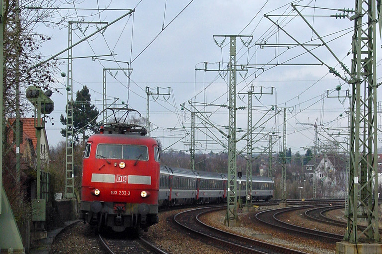103 233 mit IC 381 bei km 16,6 (Dezember 2002)