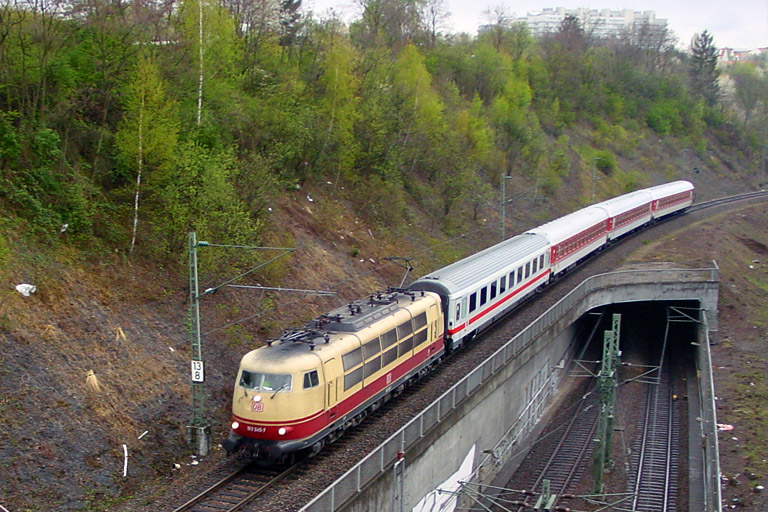103 245 mit IR 2789 bei km 13,8 (Juni 2002)