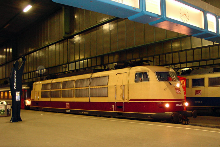 103 245 mit IC 380 bei km 0,2 (Februar 2003)