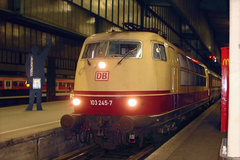 103 245 mit IC 380 bei km 0,2 (Februar 2003)