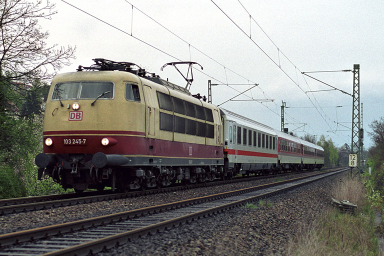 103 245 mit IR 2789 bei km 12,8 (April 2002)