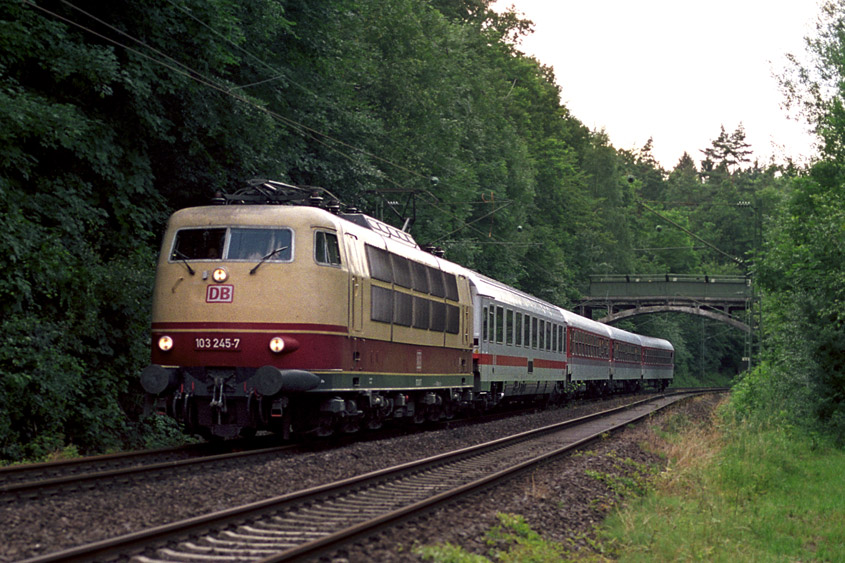 103 245 mit IR 2789 bei km 11,8 (Juni 2002)
