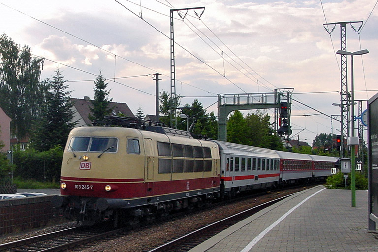 103 245 mit IR 2789 bei km 16,8 (Juni 2002)