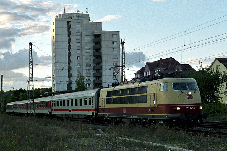 103 245 mit IR 2789 bei km 8,4 (Juni 2002)