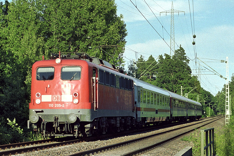 110 205 mit IR 2789 bei km 22,8 (August 2002)