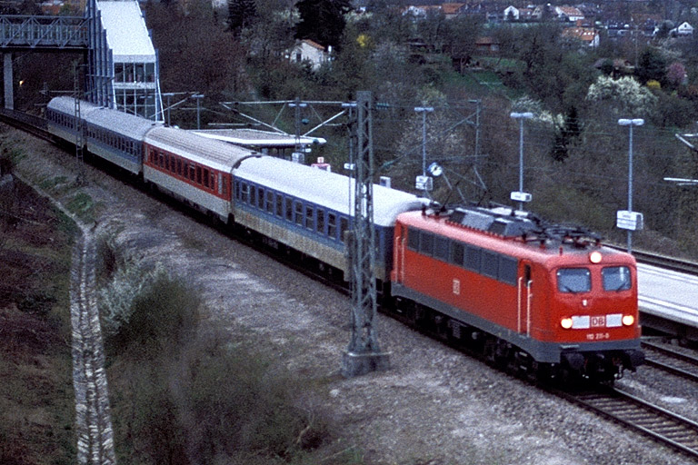 110 211 mit IR 2789 bei km 14,2 (April 2001)