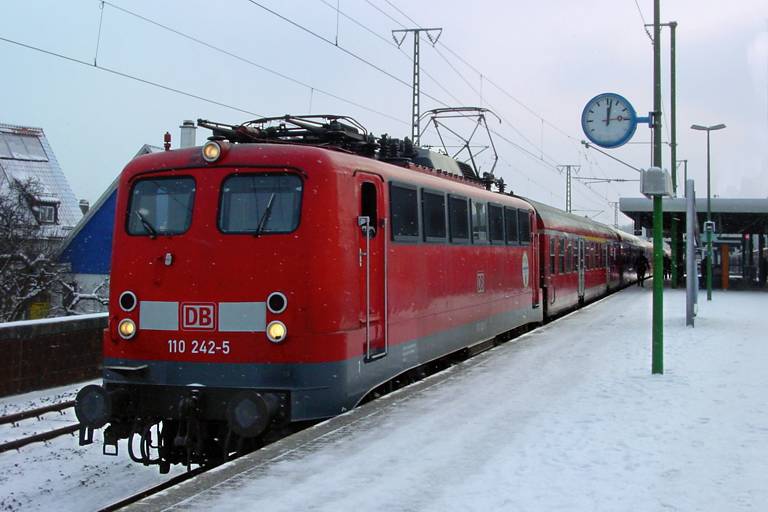 110 242 mit Regionalexpre&szlig; bei km 16,6 (Januar 2003)