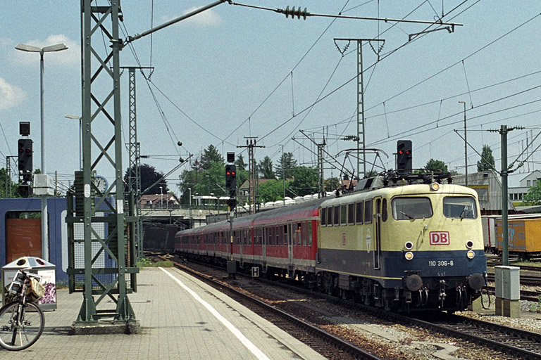 110 306 mit Regionalexpre&szlig; bei km 15,6 (Juni 2003)