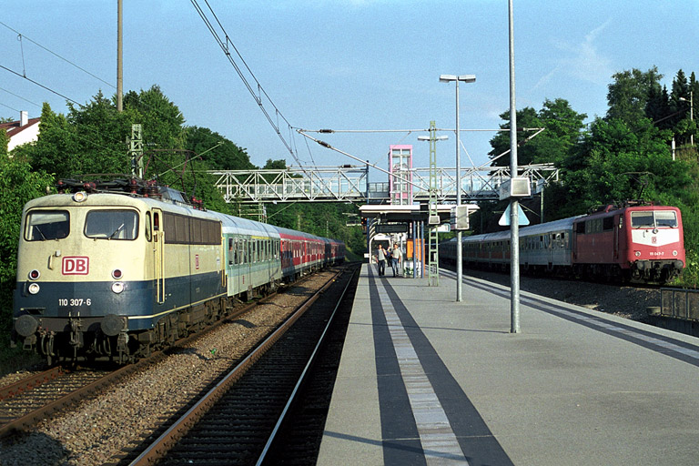 110 307 und 111 047 bei km 14,0 (Sommer 2002)