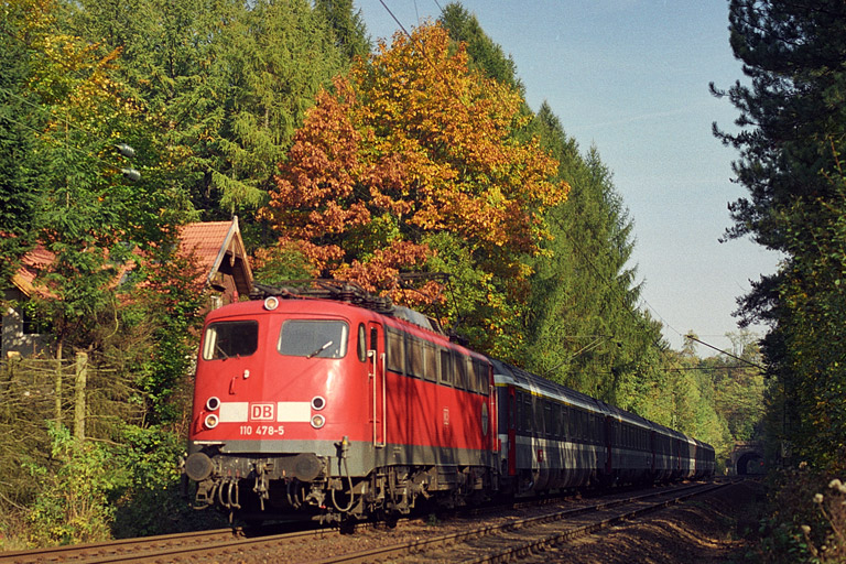 Herbstliches Licht/Schattenspiel mit B&uuml;gelfalte ... 110 478 (Oktober 2003)