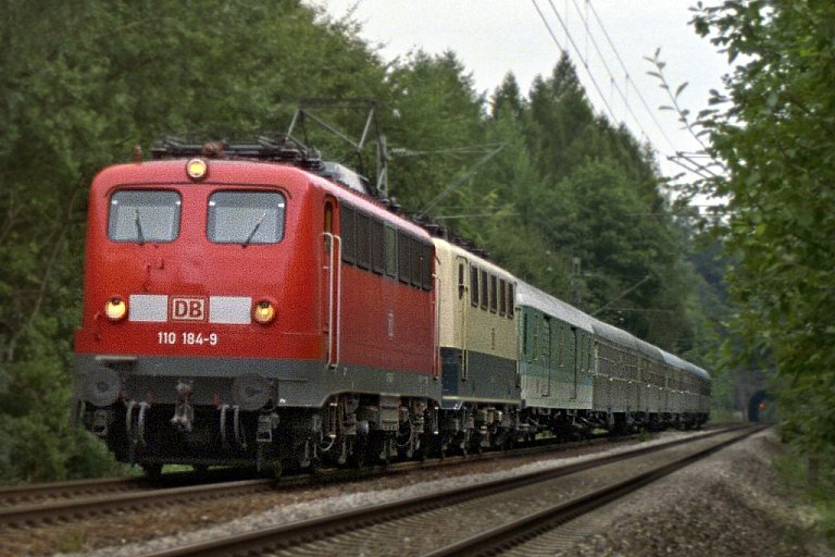 110 184 und Lok der Baureihe 141 bei km 18,6 (August 1999)