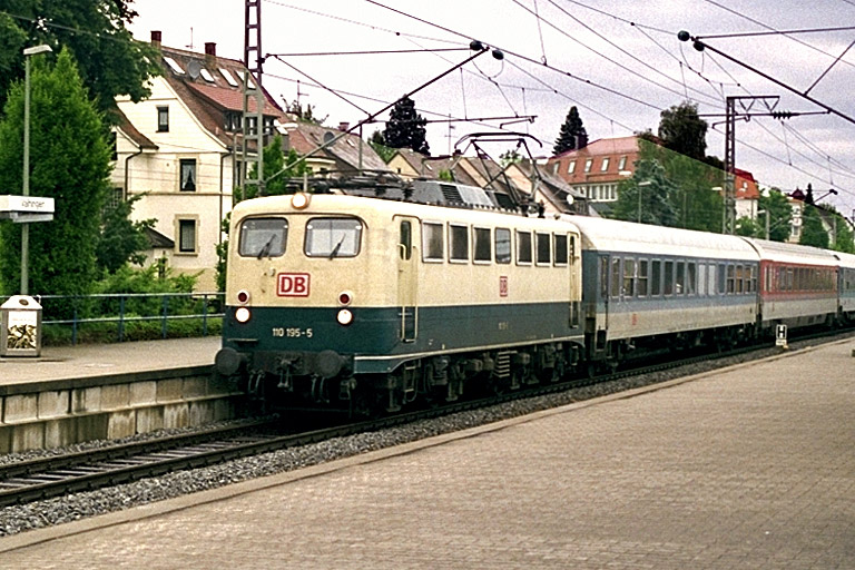 110 195 mit IR 2789 bei km 15,6 (Mai 2000)