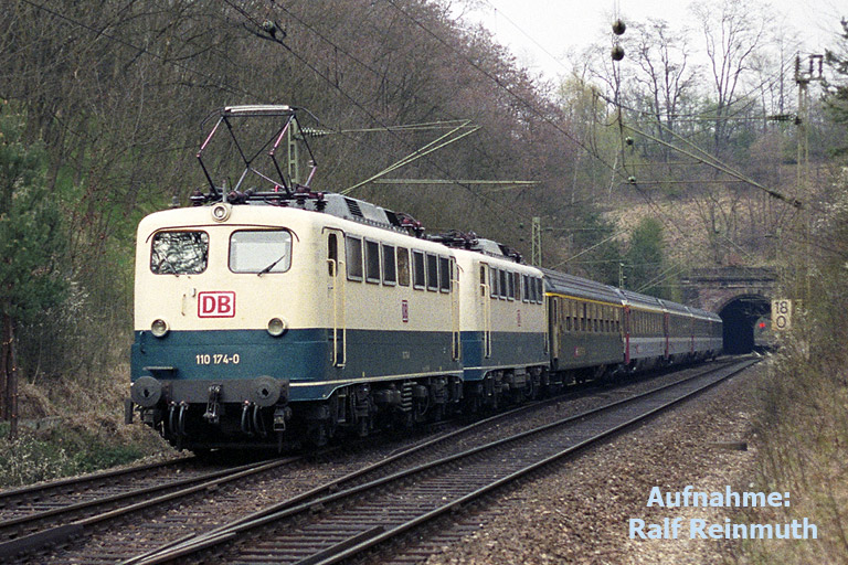  110 174 und Lok der Baureihe 110 bei km 18,0 (Fr&uuml;hjahr 1997)