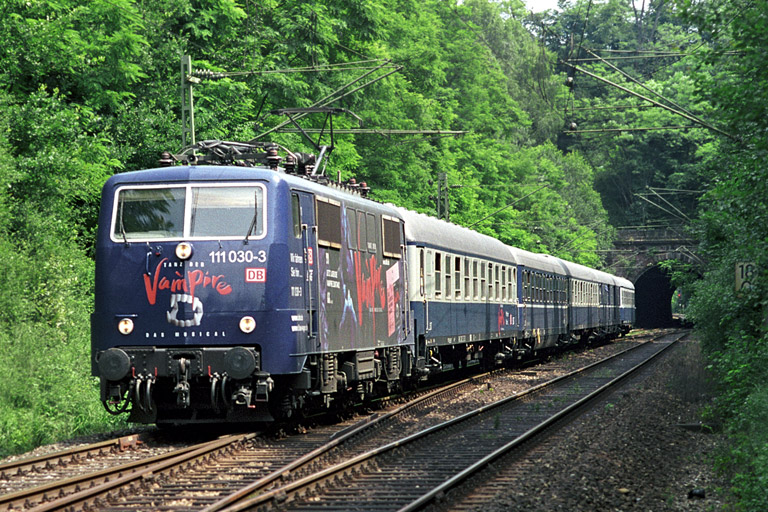 111 030 bei km 18,0 (Oktober 2002)