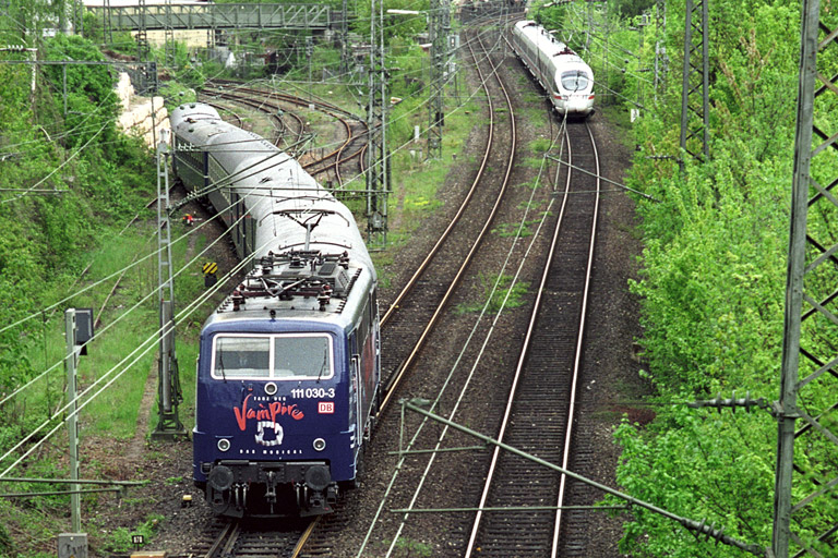 111 030 bei km 3,2 (April 2002)