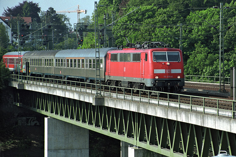 111 076 bei km 14,6 (April 2001)