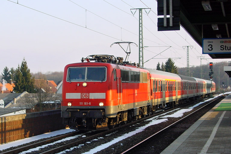 111 161 mit Regionalexpre&szlig; bei km 16,8 (Februar 2003)