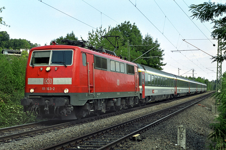 111 163 mit IC 381 bei km 12,8 (August 2003)