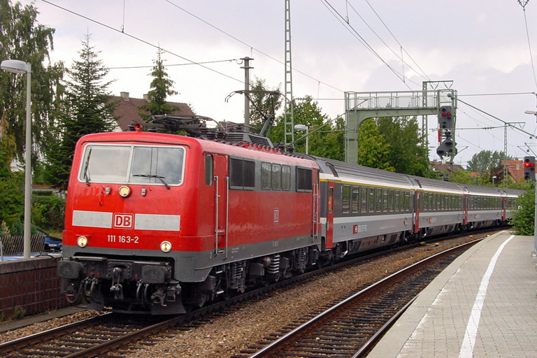 111 163 mit IC 381 bei km 16,6 (August 2003)