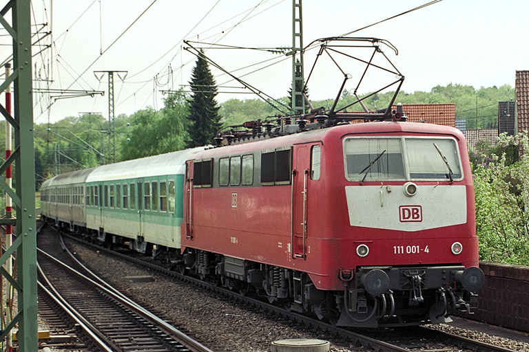 111 001 bei km 16,8 (April 2000)
