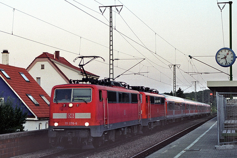 111 076 und 111 075 bei km 16,8 (August 2003)