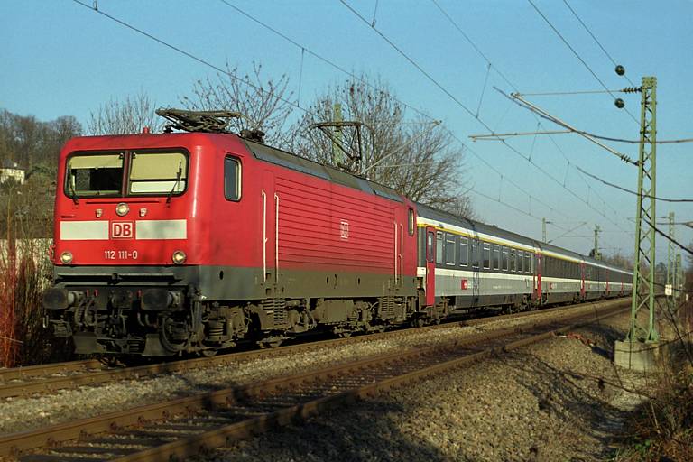 112 111 mit IC 381 bei km 12,8 (Dezember 2002)