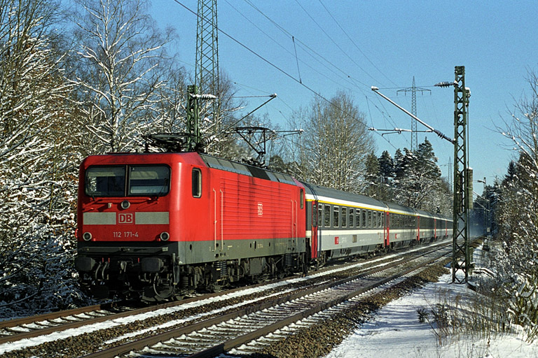 112 171 als Repräsentantin der oft gesehenen, aber wenig geliebten ex-DR-Lokomotivbaureihe (Februar 2003)
