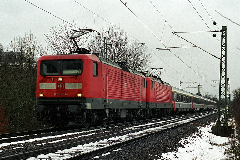 Auch 112 127 und 112 168 sind bei winterlicher Finsternis unterwegs (Februar 2003)