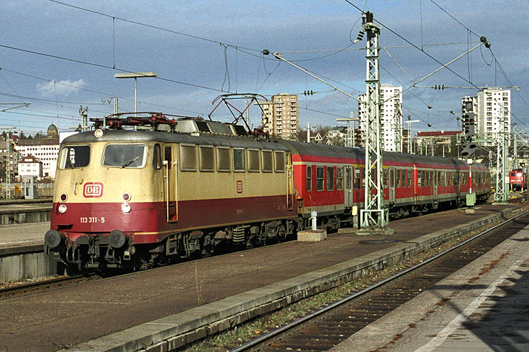 113 311 mit RE 19612 bei km 0,4 (Januar 2002)