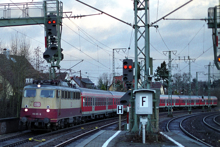 113 311 mit RE 19607 bei km 16,6 (Januar 2002)