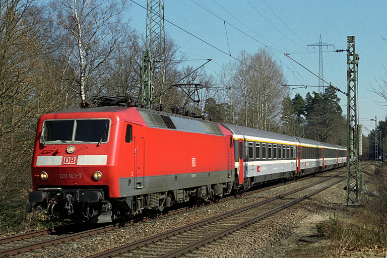120 103 mit IC 381 bei km 22,2 (Februar 2003)