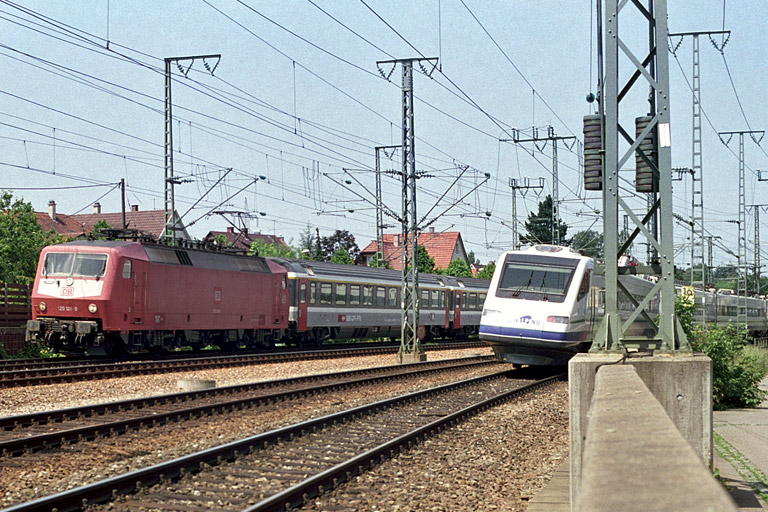 120 126 mit IC 381 bei km 16,4 (Juni 2003)