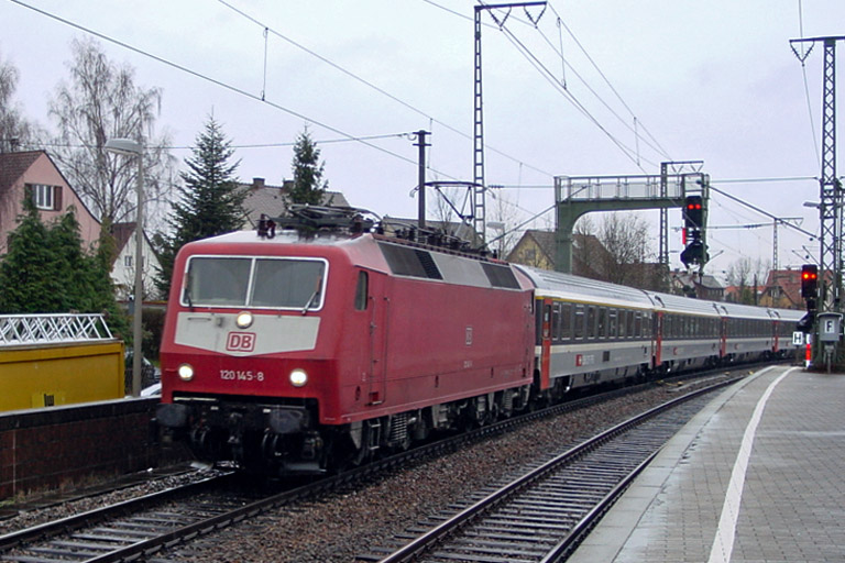 120 145 mit IC 381 bei km 16,8 (Dezember 2002)