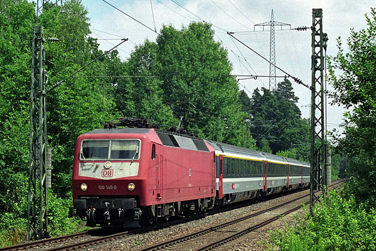 120 149 mit IC 381 bei km 22,2 (Juli 2003)