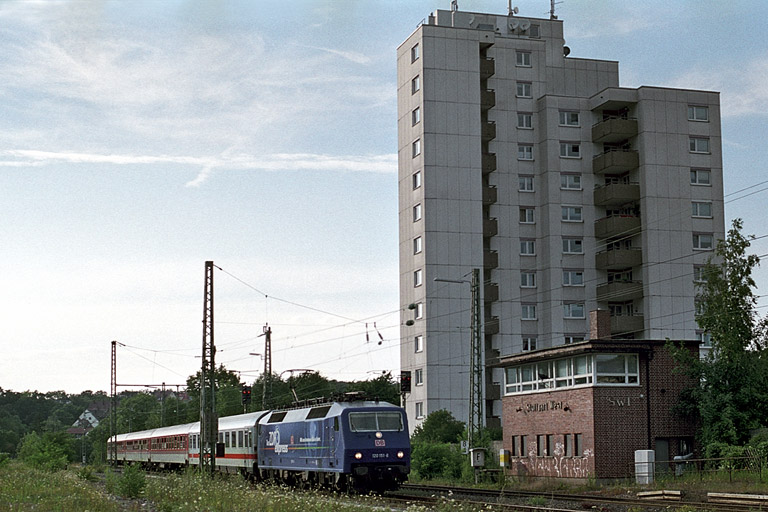 120 151 mit IR 2789 bei km 8,6 (Juli 2002)