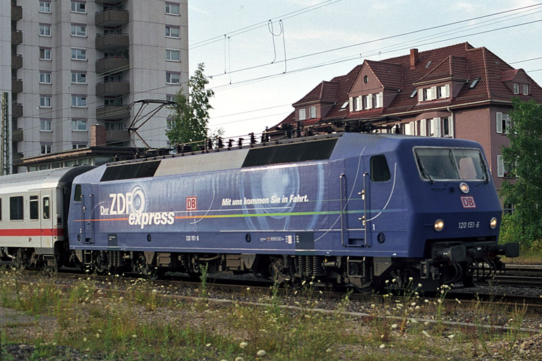 120 151 mit IR 2789 bei km 8,6 (Juli 2002)