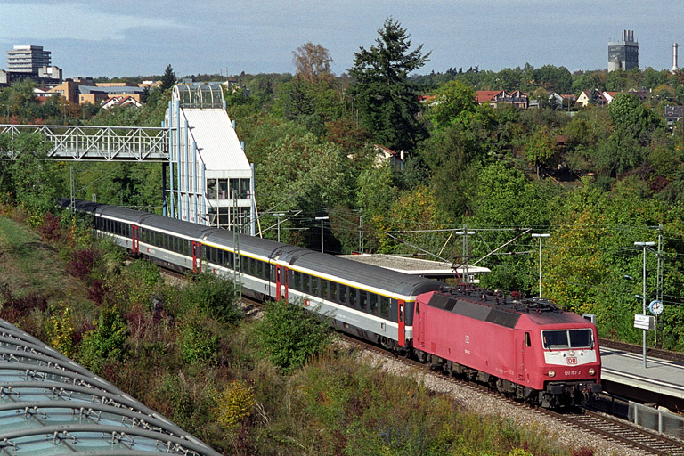 120 153 als eine weitere neurote Lok der Baureihe 120 (August 2003)