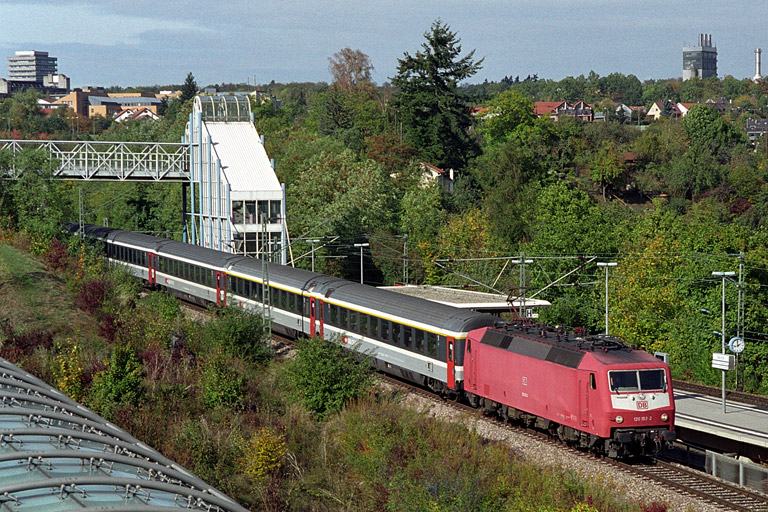 120 153 als eine weitere neurote Lok der Baureihe 120 (August 2003)